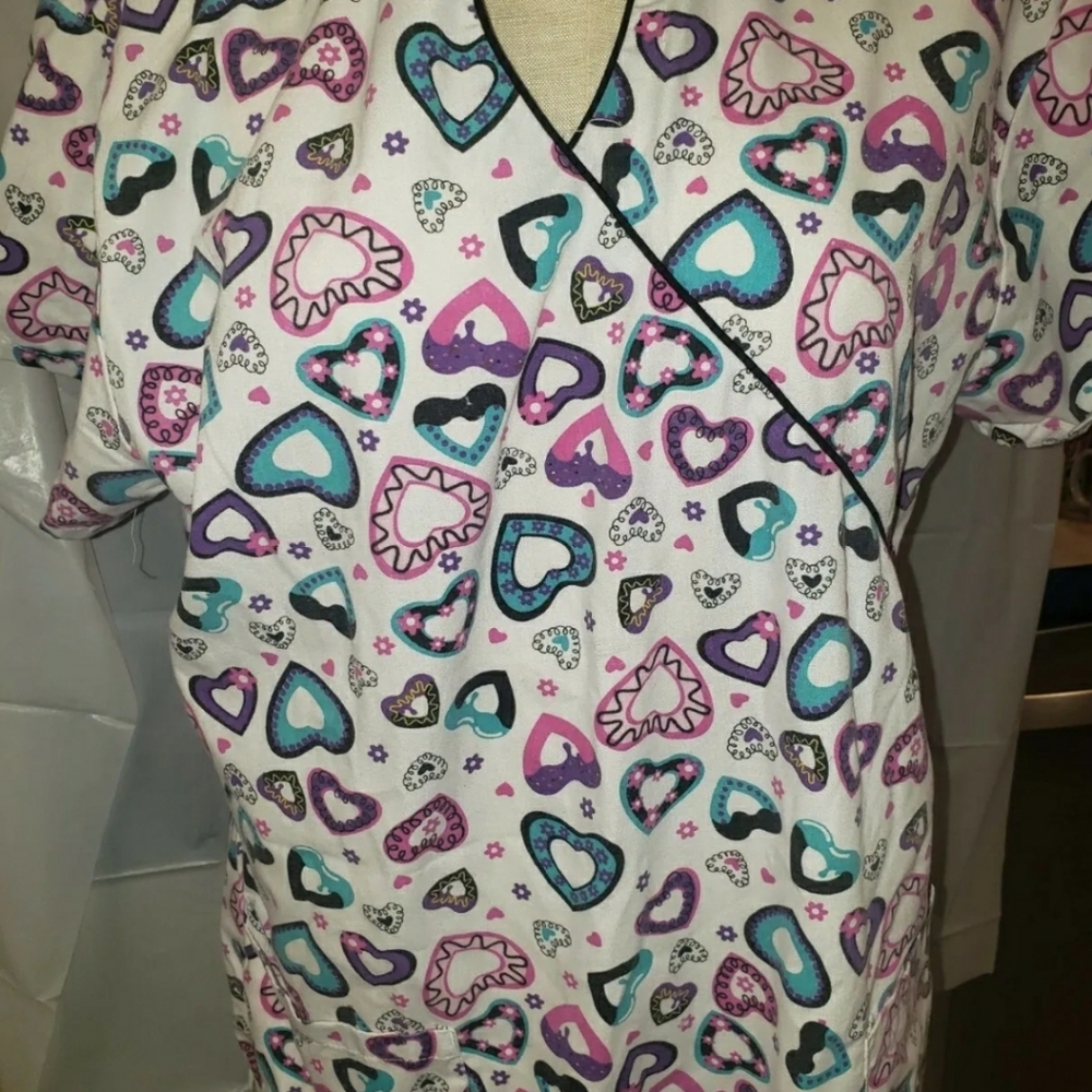 Green Town Multi-color Heart Scrub Top Sz Large